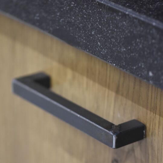 Gelaste greep 16x160x175mm zwart staal