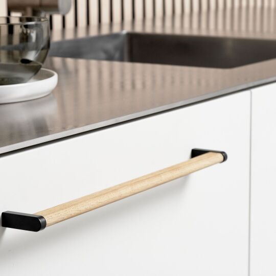 zwarte keuken met hout eiken keuken