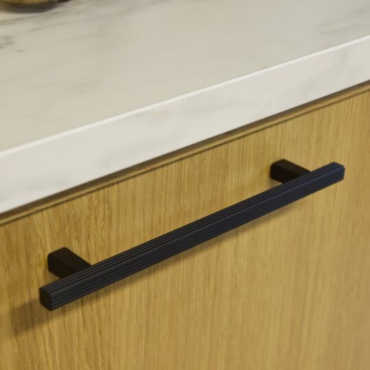 zwarte keuken met hout handgrepen keuken zwart