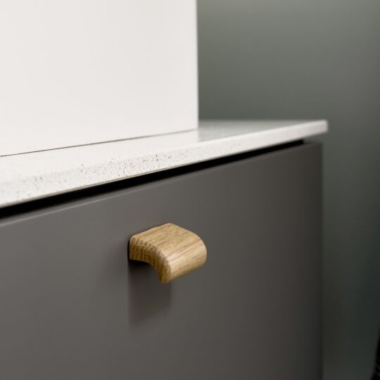 zwarte keuken met hout houten handgreep